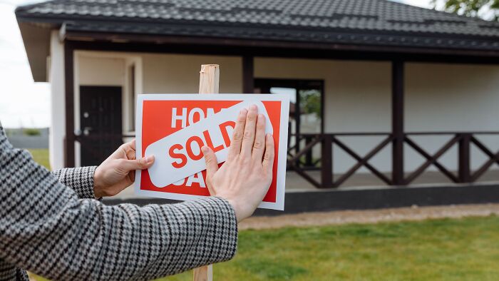 Fiancé 'Surprises' Her with a Dream House That’s Not Actually Theirs. Hard Pass.