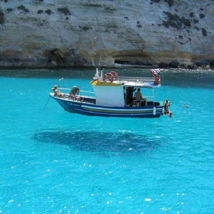 Mind-Boggling Clear Water That Pulls an Optical Illusion