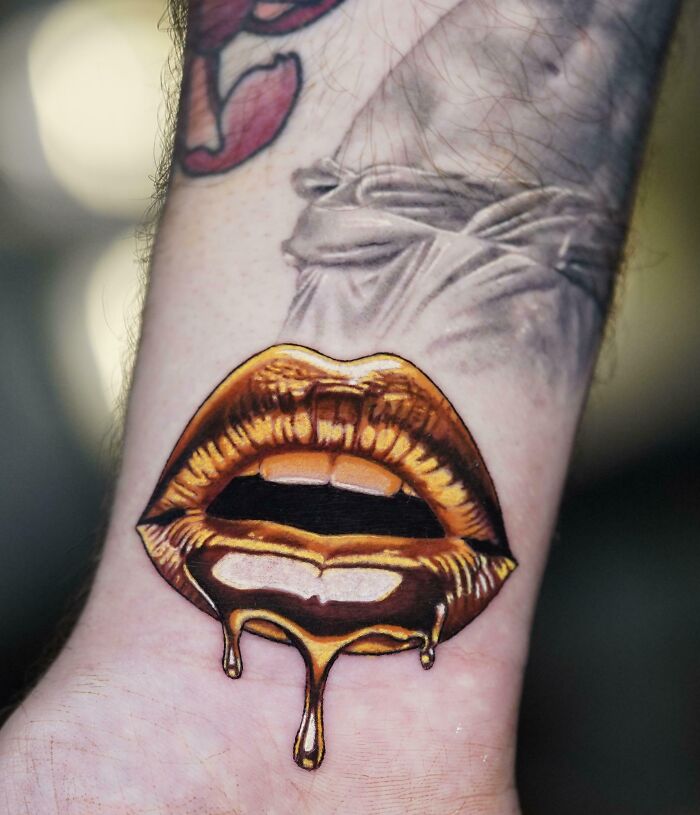 Golden Lips Tattoo: Chic And Shiny