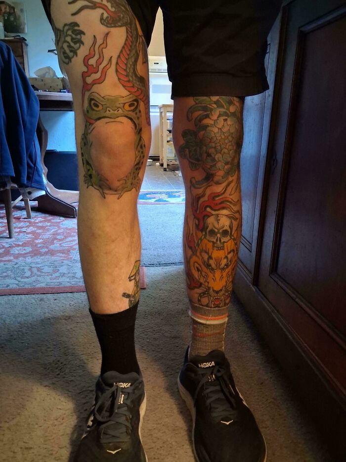 Knee-Frog Tattoo That’s Jumping Into Style