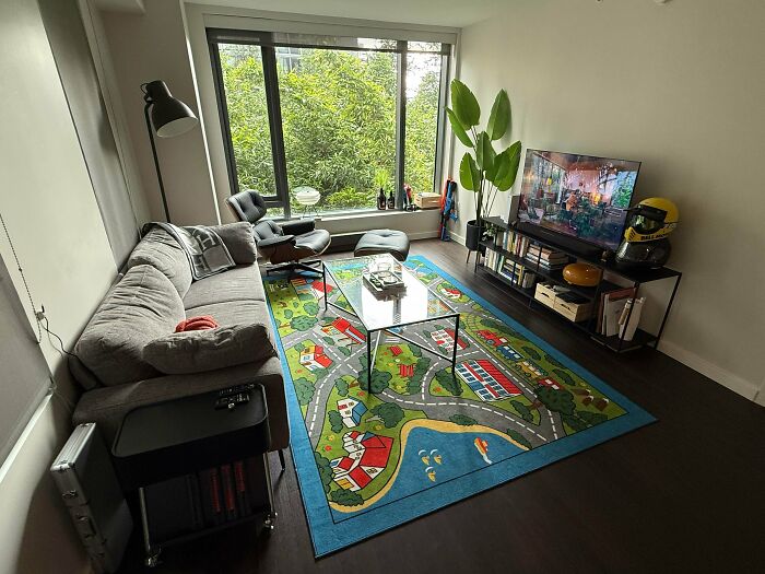 25 M — The Rug Is Basically My Only Style Statement