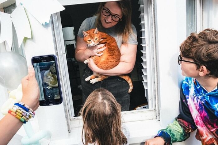 40 Street Photos That Totally Surprise You Around Every Corner