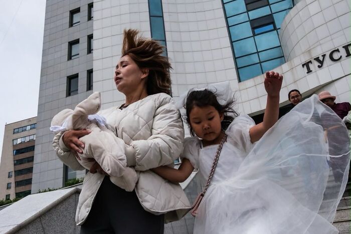 40 Street Photos That Totally Surprise You Around Every Corner