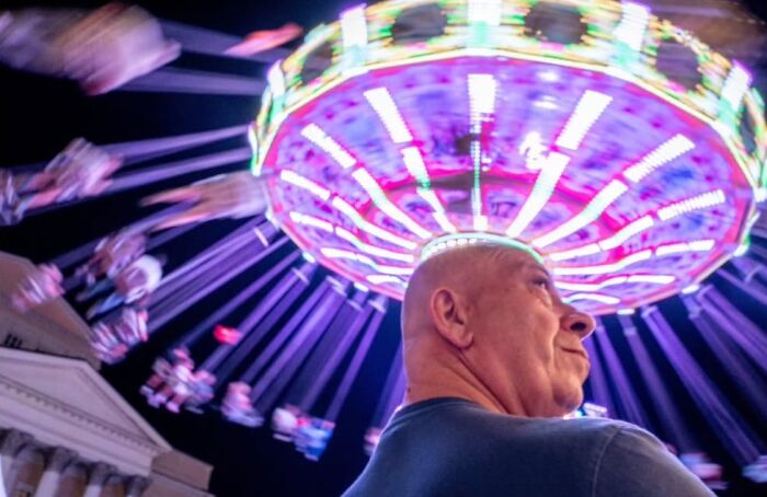 40 Street Photos That Totally Surprise You Around Every Corner