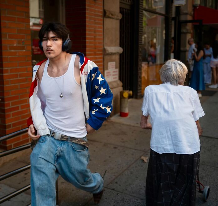 40 Street Photos That Totally Surprise You Around Every Corner