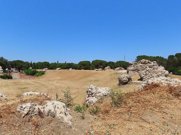 Roman Amphitheatre’s Grass in Toulouse? Totally Toasted!