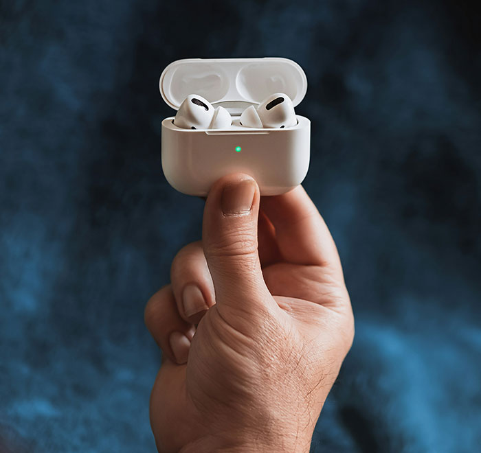 AirPods Thief Gets a Blast of Justice