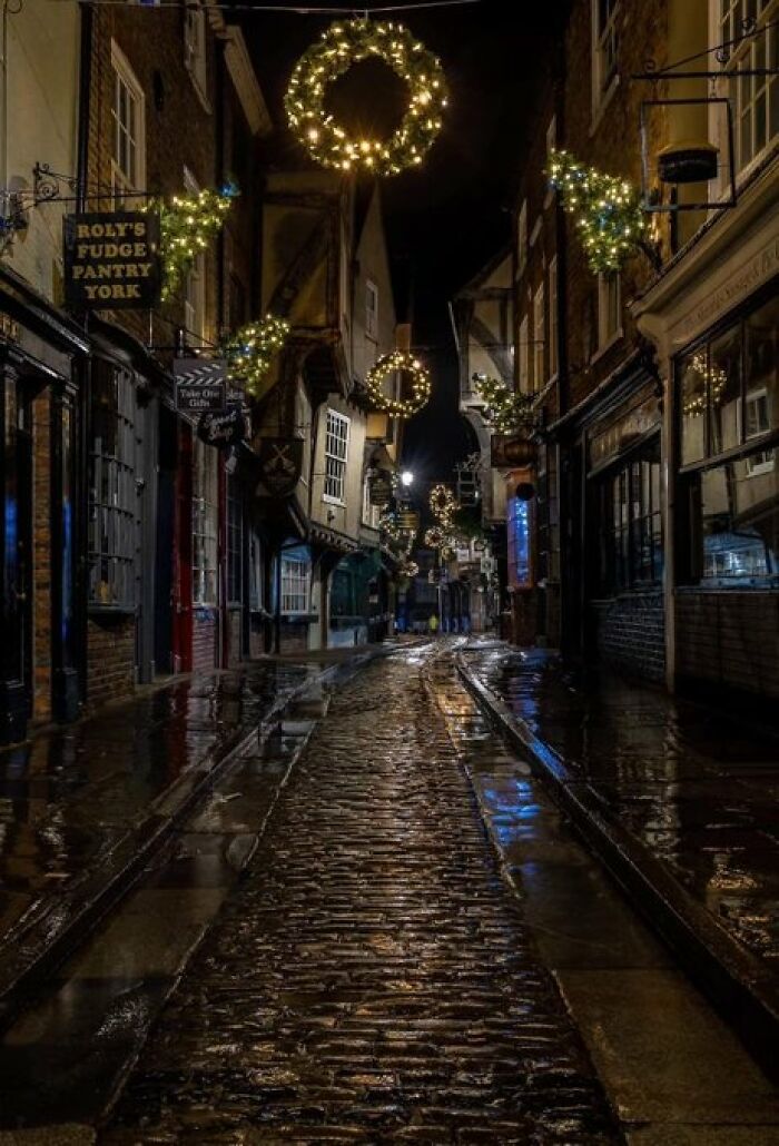 Rainy Nights and Streets That Feel Like a Movie Set