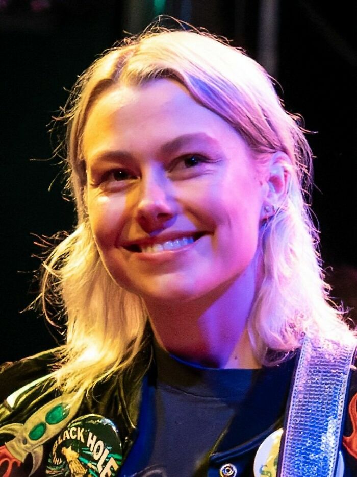 Phoebe Bridgers: Indie Mood Queen, 32