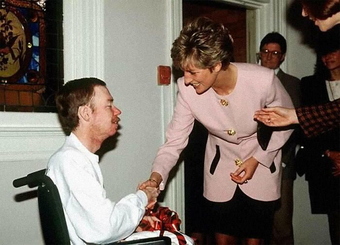 Princess Diana Shook Hands With An AIDS Patient, Gloves? Nope, Not Needed!
