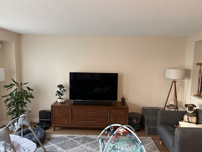 Wall So Boring It’s Calling For Help!