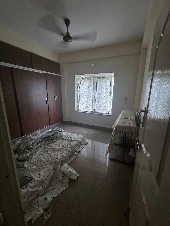 Fitting a Bed and Desk in a Petite Room
