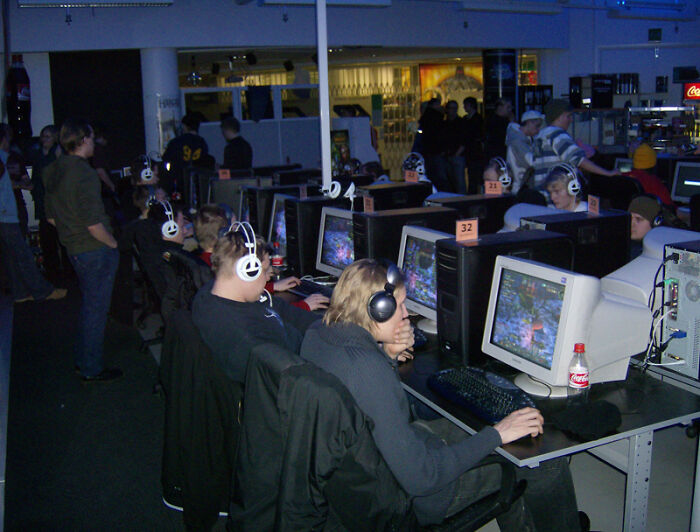 Wait, They Actually Saved These Weird Old Internet Screenshots?!