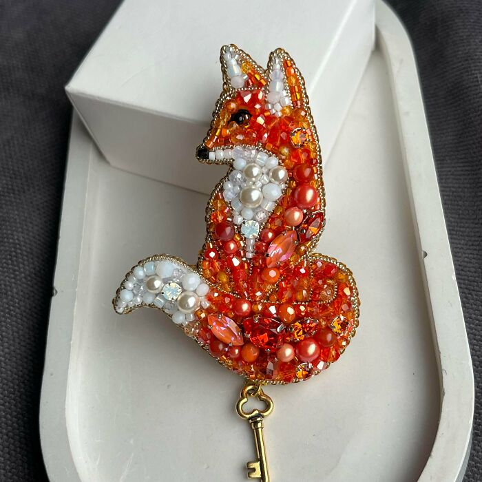 I Embroidered A Fox Brooch With Beads And It’s Too Cute To Handle