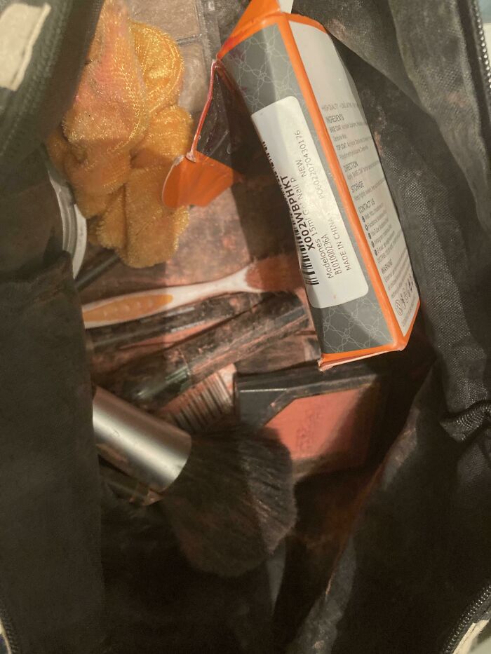 Airport Security Broke My Blush Powder During Bag Search (And Then Dropped It Back)