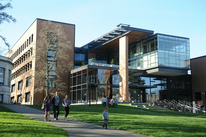 The Wildest "Welcome to College" Moments You Won't Believe Actually Happened