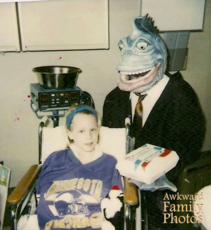 31 Totally Whacked Childhood Mascot Photos That’ll Make You Go “Wait, What?!”