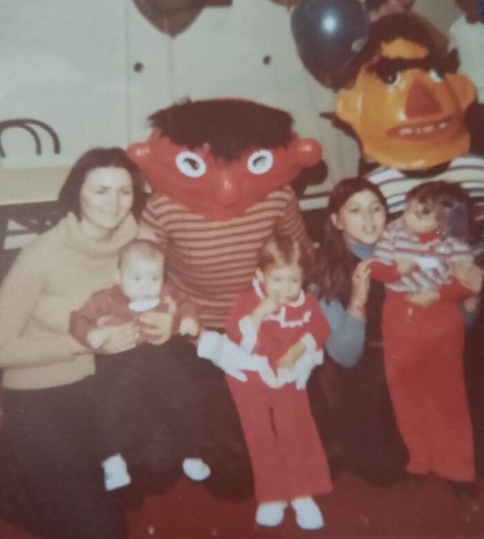 31 Totally Whacked Childhood Mascot Photos That’ll Make You Go “Wait, What?!”