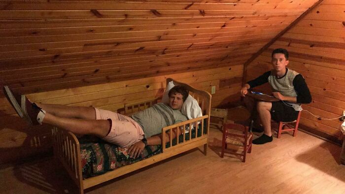 When Airbnb Pics Lie: The Funniest Expectations vs. Reality Fails