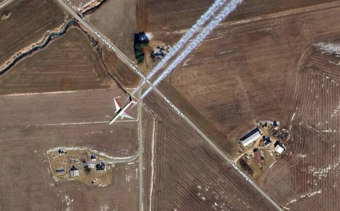Caught Mid-Flight At 38°55'13.3"N 90°33'08.4"W