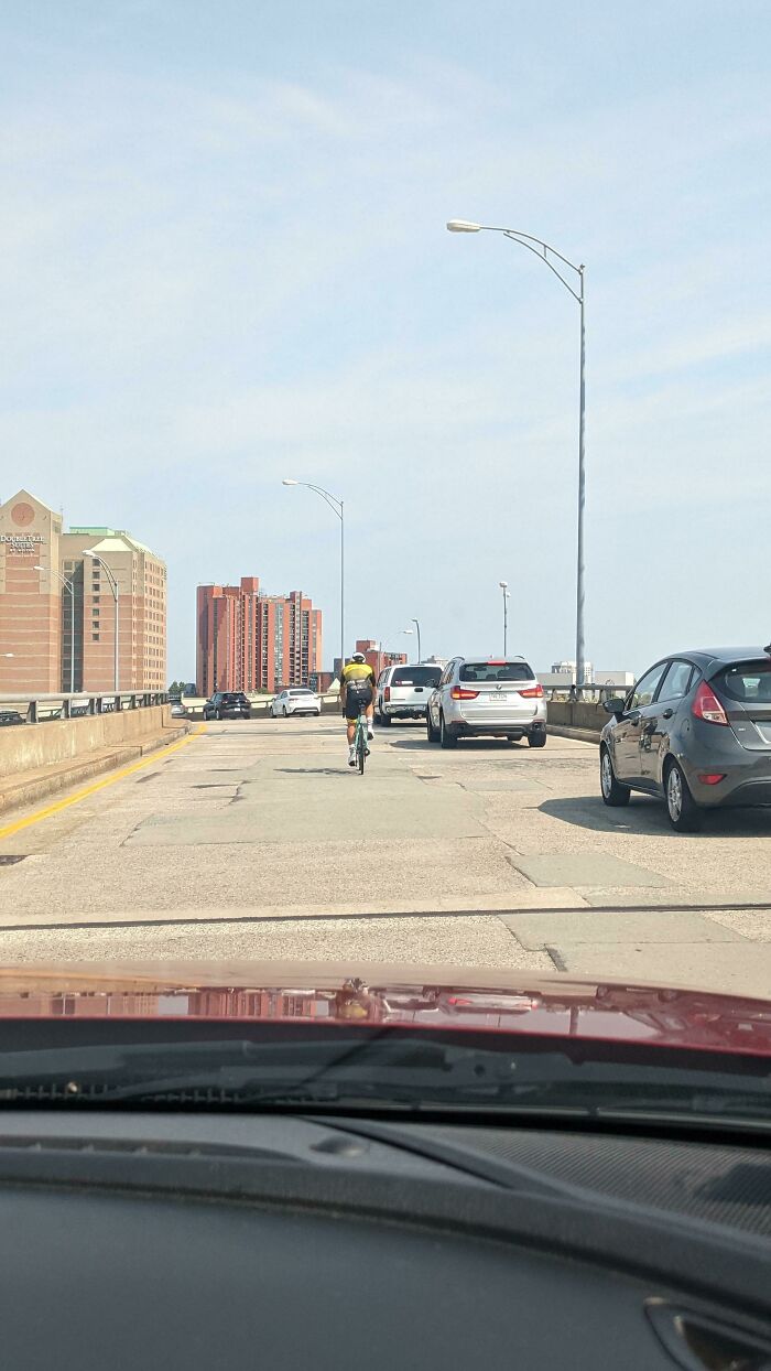 33 Mildly Annoying Things That Somehow Got Caught On Camera