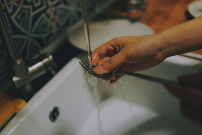 Wait Till You Hear What People Found at Their Friend’s Place—Some Stories Will Make You Go Yikes!