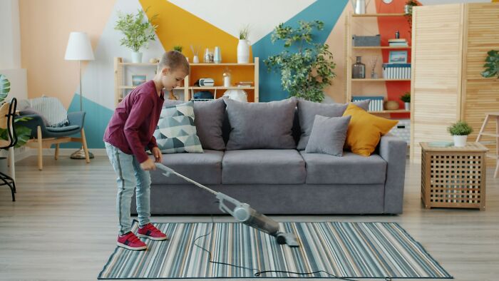Wait Till You Hear What People Found at Their Friend’s Place—Some Stories Will Make You Go Yikes!