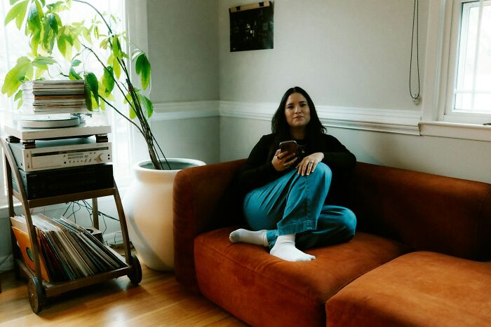 Wait Till You Hear What People Found at Their Friend’s Place—Some Stories Will Make You Go Yikes!