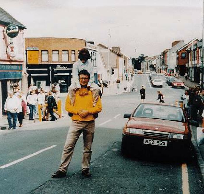 Tourists Before the Omagh Car Bomb Went Off – Crazy Photo