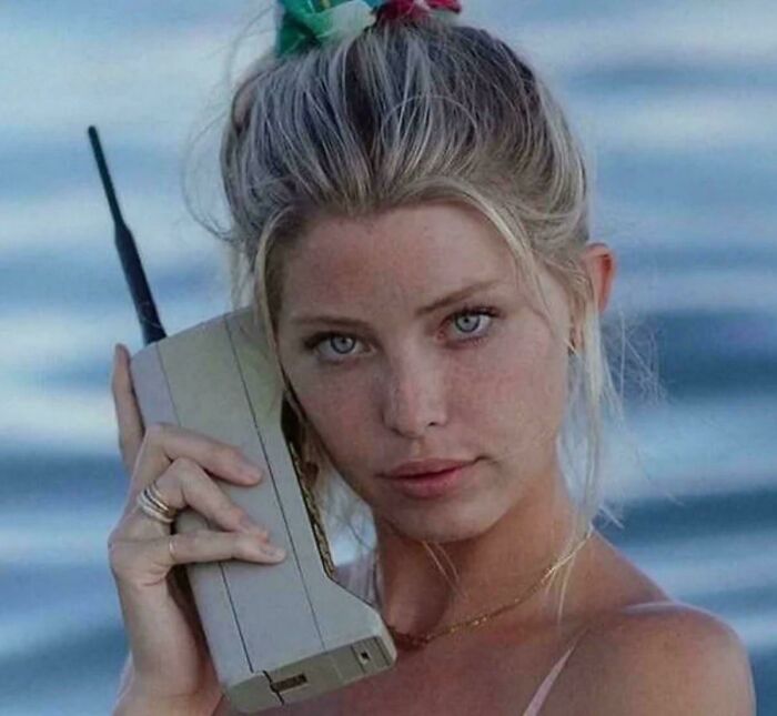 First Cellphone Ever? Motorola’s Brick Phone from 1984!