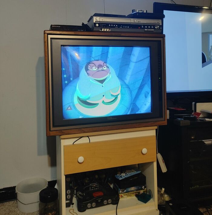 Wait, They Actually Took Pics of 80s Tech? Yeah, And It’s Hilariously Retro!