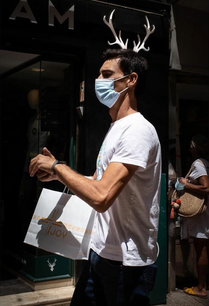 Wait, This Street Photographer Catches Crazy Coincidences You’ll Have to Look Twice To Believe!