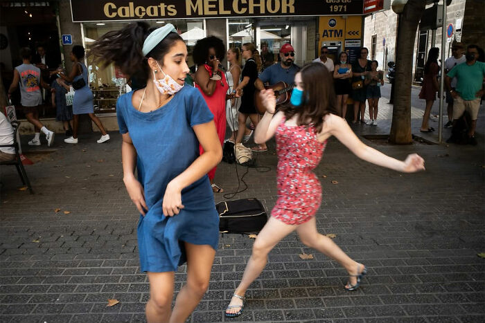 Wait, This Street Photographer Catches Crazy Coincidences You’ll Have to Look Twice To Believe!