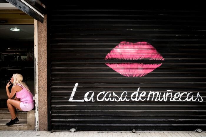 Wait, This Street Photographer Catches Crazy Coincidences You’ll Have to Look Twice To Believe!