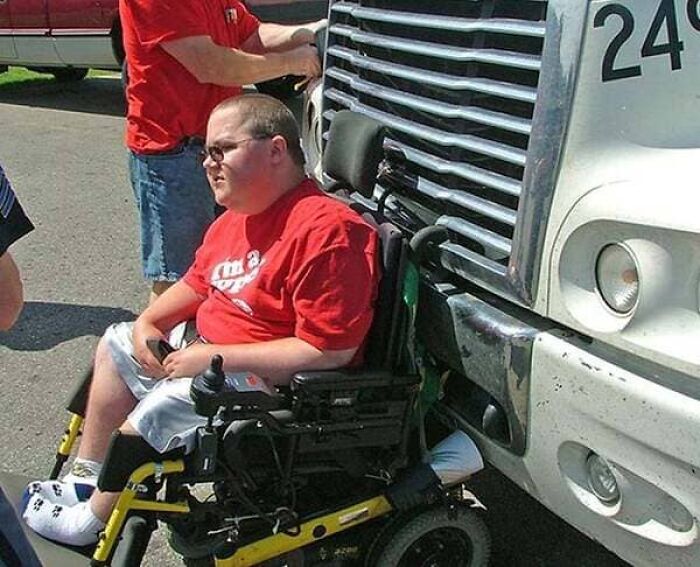 This Guy Got The Ride Of A Lifetime When His Wheelchair Got Lodged Under A Semi And Pushed Down The Highway At 80 Km/H!