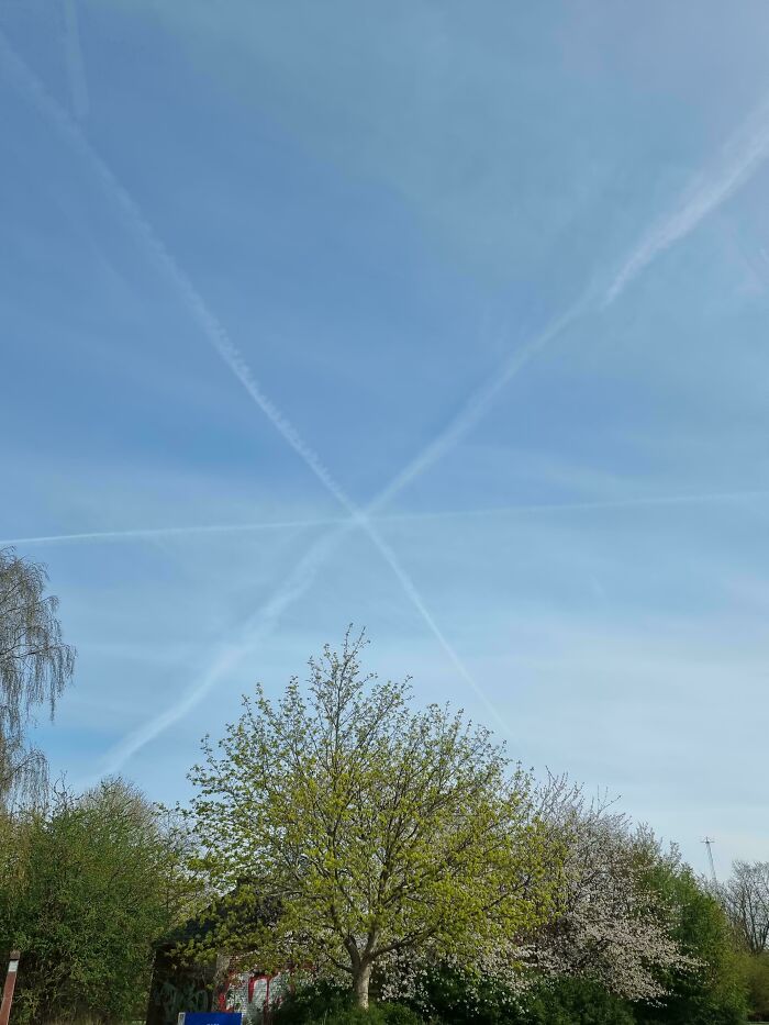 Three Planes Crossed The Same Sky Spot Right After Each Other. Eye In The Sky!