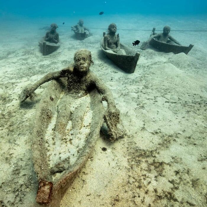 21 Underwater Sculptures That Are Like Secret Ocean Treasures (And Yes, They Help Fish, Too!)