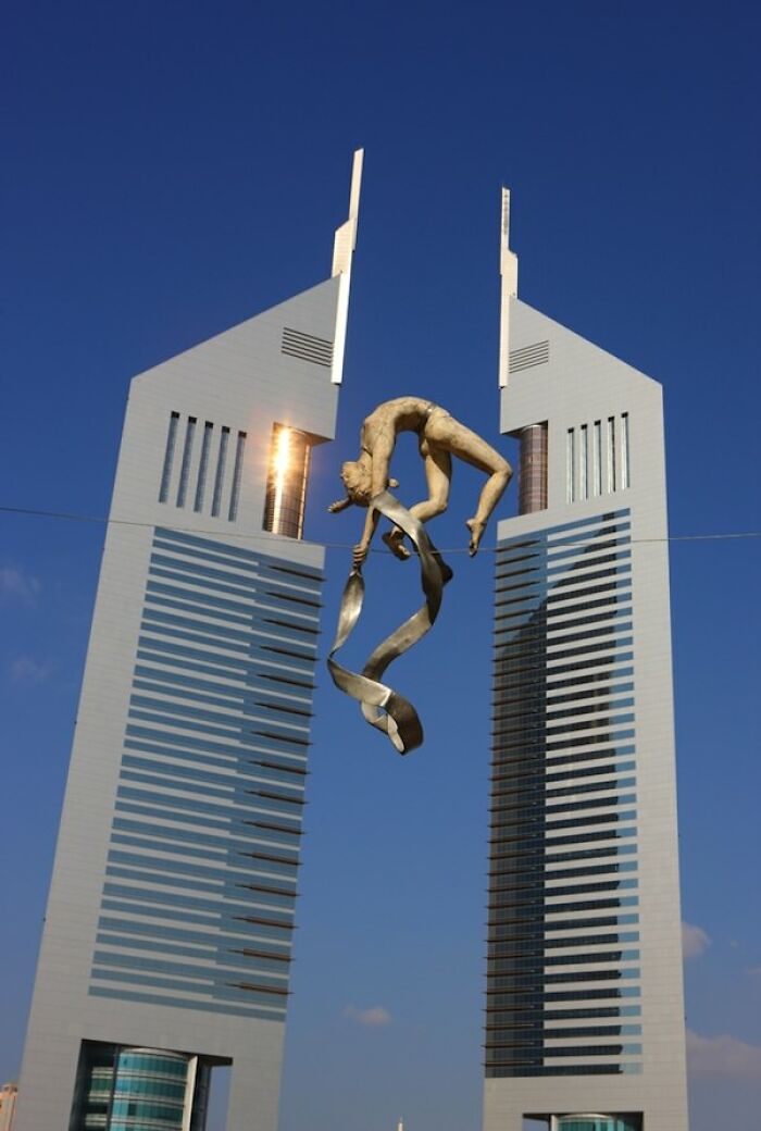 Sculpture Balancing Act That Defies Common Sense