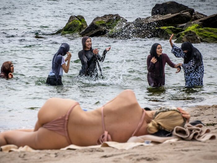 These 100 Street Photos Captured Everyday Life... But Make It Awesome!