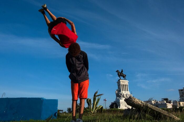 These 100 Street Photos Captured Everyday Life... But Make It Awesome!