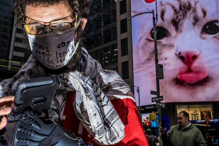 These 100 Street Photos Captured Everyday Life... But Make It Awesome!