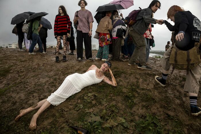 These 100 Street Photos Captured Everyday Life... But Make It Awesome!