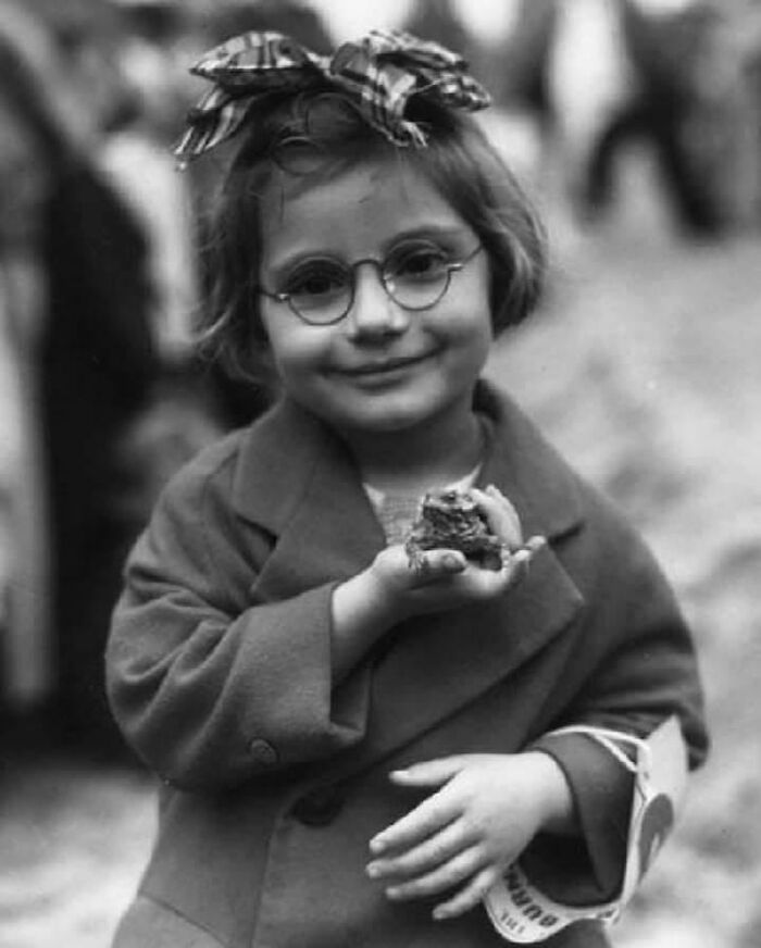 Girl + Pet Toad = Best Buddies, Venice Beach 1936