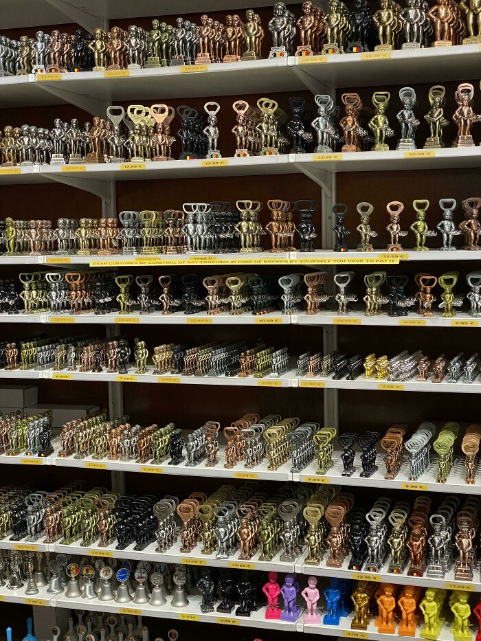 A Souvenir Shop Display So Perfectly Aligned, It Tricked My Eyes Into Thinking I'm Seeing Double
