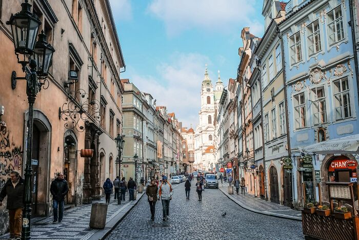 Wait, These 48 Americans Moved to Europe and Spilled the Wildest Culture Shocks