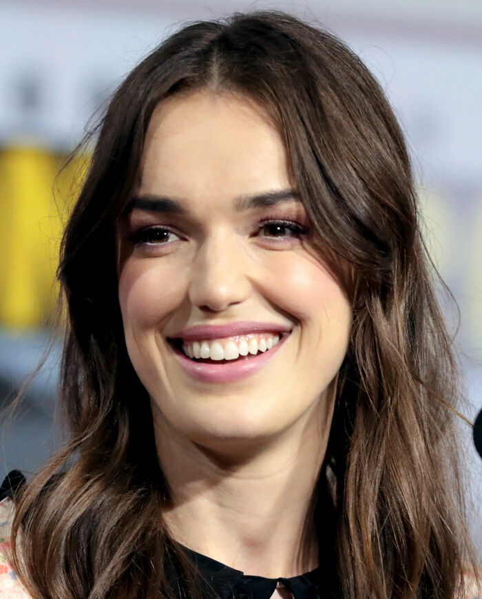 Elizabeth Henstridge: Farm Girl Turned TV Star at 39