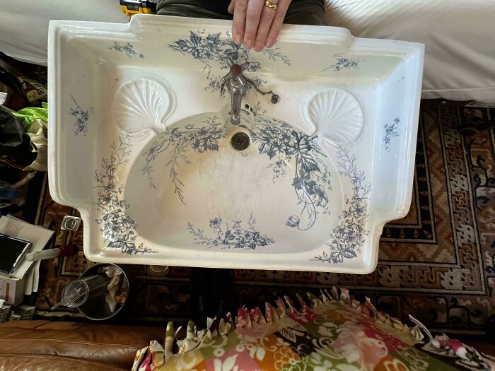 Porcelain Sink That’s Seen It All – USA’s Nostalgic Water Spot