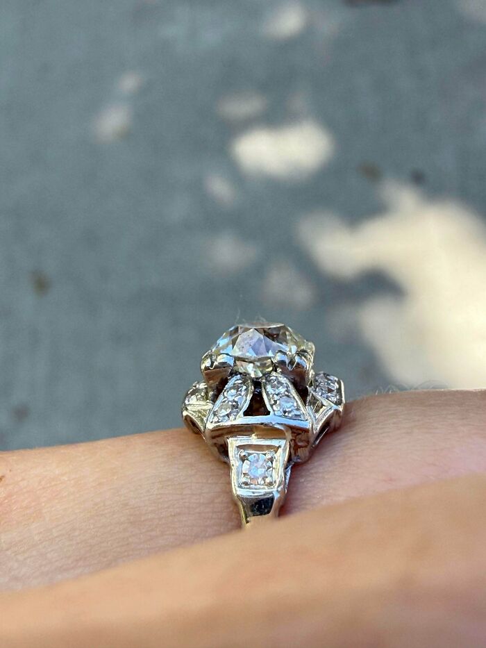 Engagement Ring Qs – USA’s Sparkly Mystery