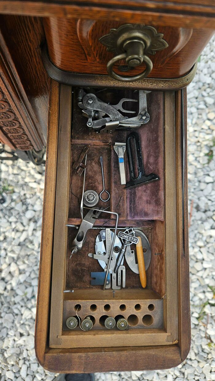 1887 Sewing Machine Found – Indiana, USA