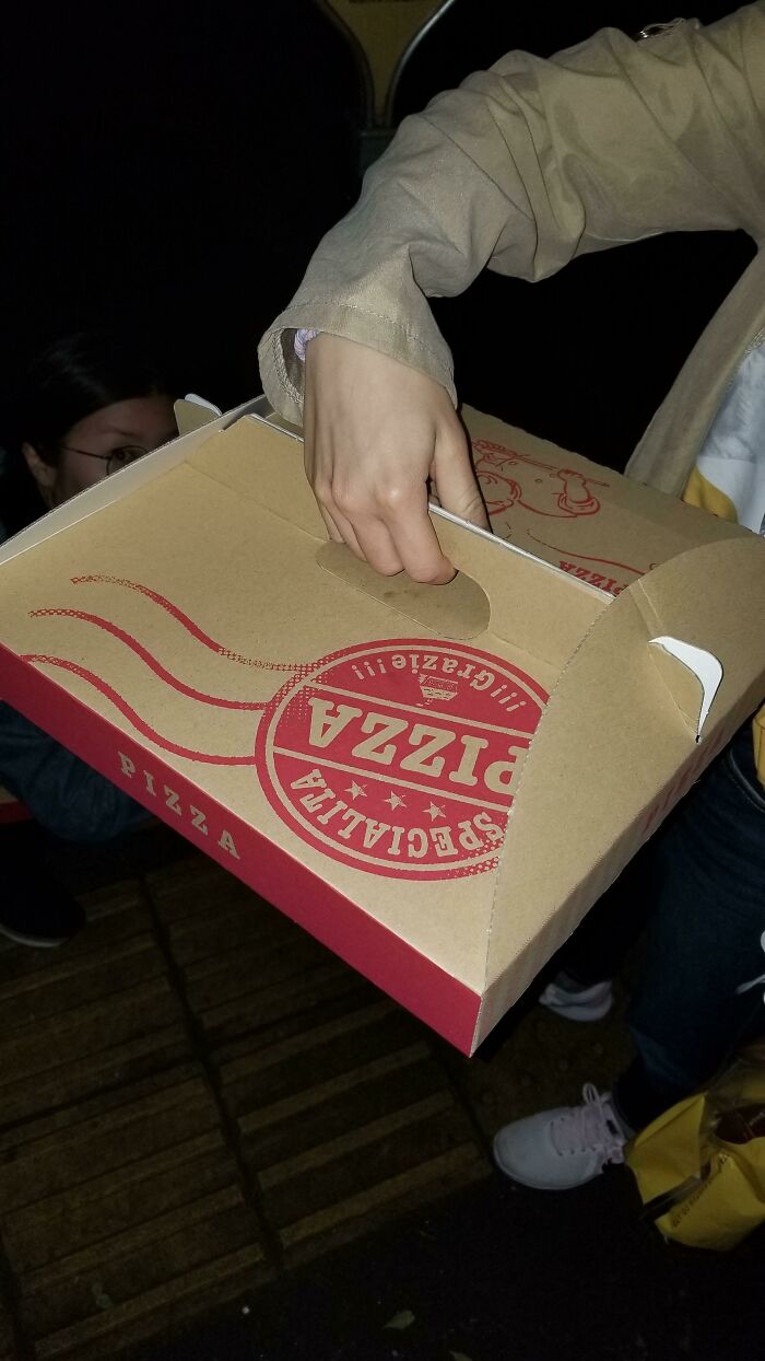 Japanese Pizza Box With a Handle to Keep Your Pizza Flat and Fabulous